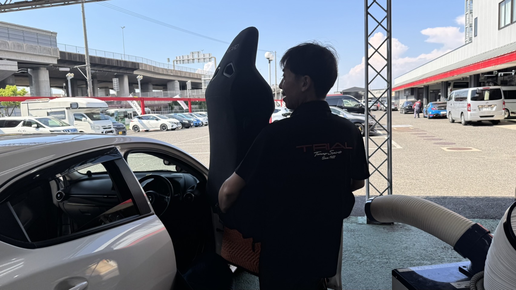 RECAROシートを運ぶTRIALスタッフ