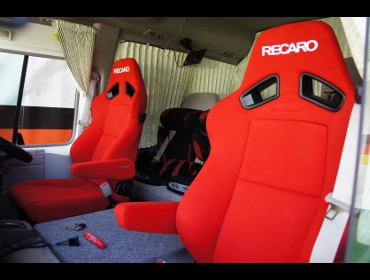 TOYOTA　コースター　ドア無し　に　RECARO（レカロ）　SR-7F　KK100　RED　アームレスト付き　×左右　装着