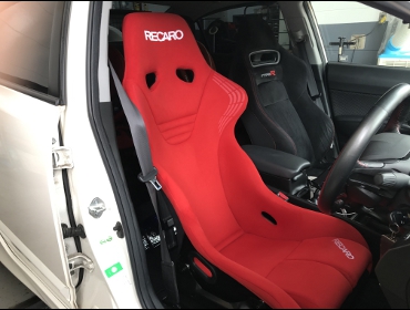 HONDA　シビック　タイプR　FD2　に　RECARO（レカロ）　RS-GS　RED　装着