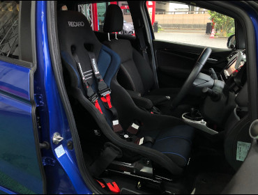 HONDA　フィット　GK5（2016年）　に　RECARO（レカロ）　RS-G　GK　BK/ブルー　シートヒーター付き　装着