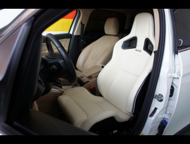 RECARO（レカロシート）　ランチア　デルタ3　左ハンドル車（2014年）　に　RECARO（レカロ）　スポーツスターLL100HレザーSE　ホワイトレザー　BK/SILライン　装着