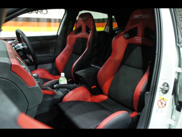 VW(フォルクスワーゲン) ポロ AW に RECARO(レカロ) SR-7 Lassic