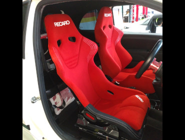 フィアット500　に　RECARO（レカロ）　RS-GS　RED　＆　SR-6　KK100S　RED　装着