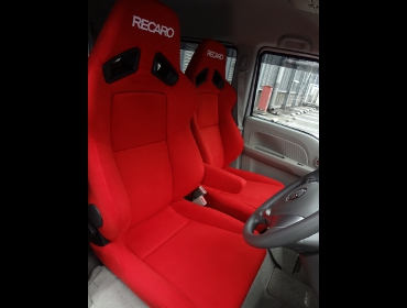 MAZDA　スクラムワゴン　2WD　DG17W　に　RECARO（レカロ）　SR-7F　KK100　RED　アームレスト付き　＆　SR-7F　KK100　RED　装着