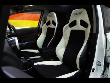 NISSAN ノート e-power MEDALOST E12 に RECARO（レカロ）シート SR-7F