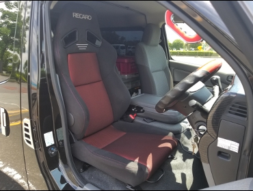 NISSAN NVキャラバン DX に RECAROレカロ SRF GK BK/RED A