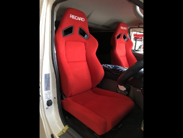 NISSAN　NV350キャラバン　E26　に　RECARO（レカロ）　SR-7F　KK100　RED　＆　助手席側座面ショート加工SR-7F　KK100　RED　装着