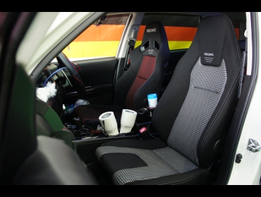SUBARU　エクシーが　YAM（2015年）　に　RECARO（レカロ）　SR-7F　GK100　BK/RED　アームレスト付き　＆　LX-F　IN110　BK　アームレスト付き　装着