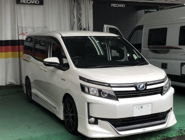 TOYOTA VOXY ハイブリッド ZWRW に RECAROレカロ SRF GK BK