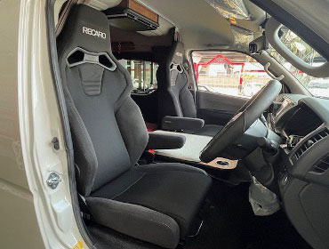 TOYOTA@nCG[X@3BA-TRH214Wi2022Nj@Ɂ@RECAROiJj@SR+-C@BK100H@A/R@BK/BK@v~Adl@V[gq[^[t@~E@