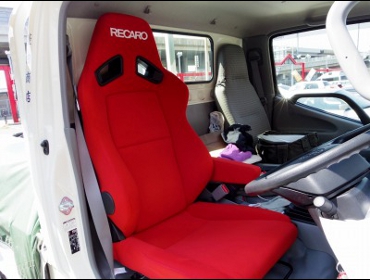 RECARO（レカロシート）　TOYOTA　トヨエース（2019年）　に　RECARO（レカロ）　SR-7F　KK100　RED　アームレスト　装着