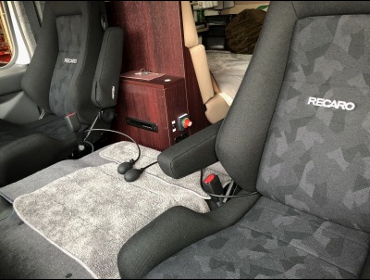 TOYOTA コースター キャンピング に RECARO（レカロ） エルゴメドD