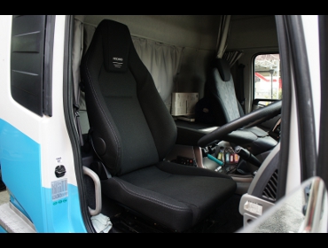 UDトラックス　クオン（2011年3月）　に　RECARO（レカロ）　LX-F　TR　NN　BK　シートヒーター付き　＆　アームレスト付き　装着