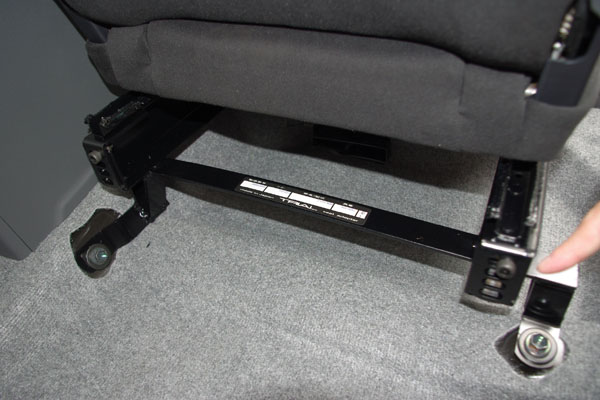 プリウスにRECARO