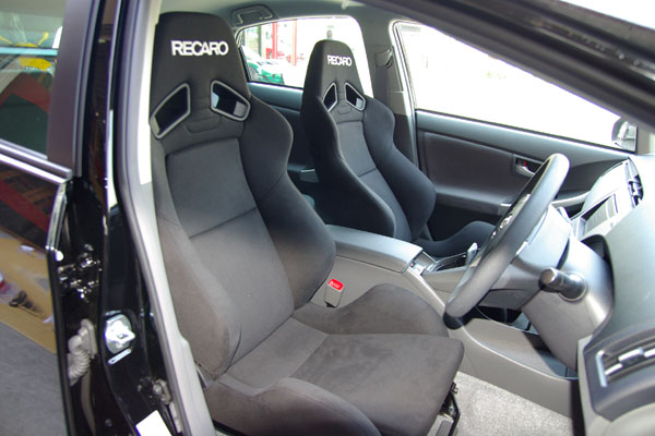 プリウスにRECARO