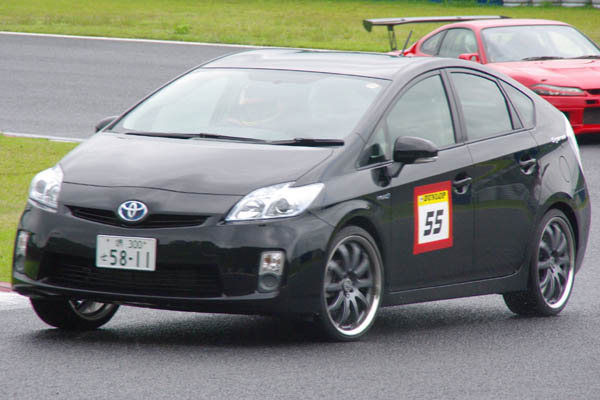 プリウス岡山国際サーキットを走る